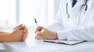 Người bệnh nên đi khám bác sĩ để được tư vấn điều trị tốt nhất 