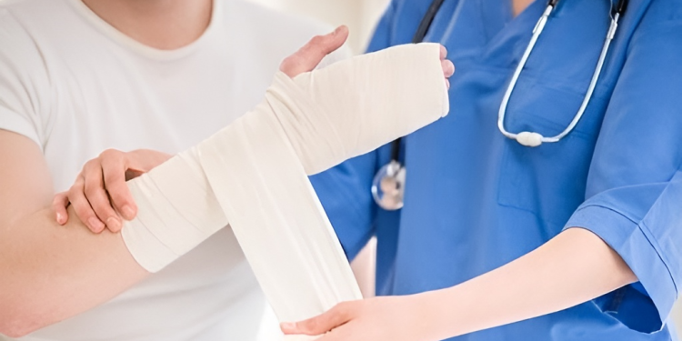 Gãy đầu dưới xương quay là gì? Nguyên nhân, dấu hiệu và cách điều trị