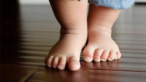 Không để trẻ có thói quen đi dép tông hay sandal khi di chuyển