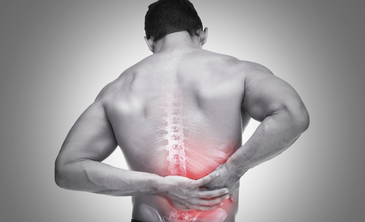 Một trong những biểu hiện chính của bệnh là đau lưng kéo dài