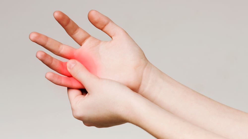 Biểu hiện của uống rượu bia bị đau khớp là các đốt ngón tay, chân bị đau mỏi liên tục