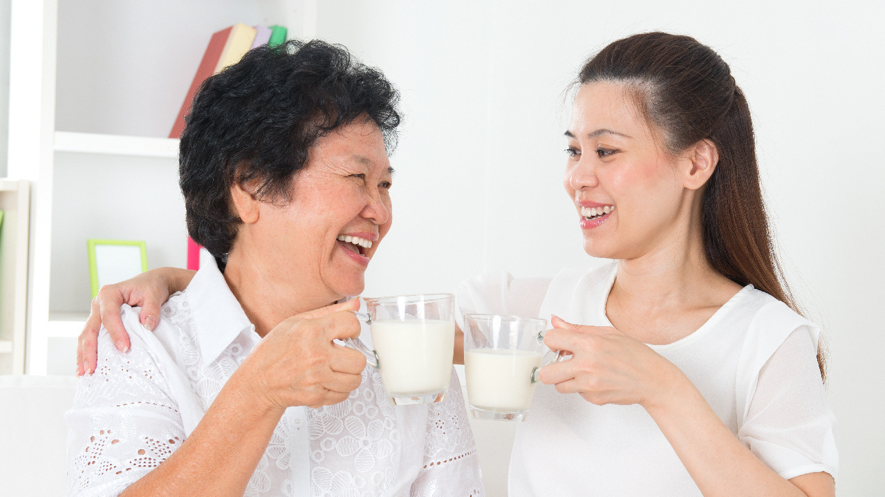 Người bệnh nên uống khoảng 1 - 2 ly sữa tốt cho xương khớp mỗi ngày