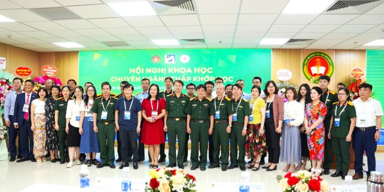 Các Chuyên gia đầu ngành cơ xương khớp báo cáo tại Hội nghị