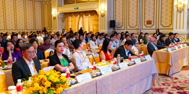 Hội nghị đã thu hút sự tham dự đông đảo của hơn 400 đại biểu là các Giáo sư, Tiến sĩ, Bác sĩ chuyên ngành Thấp khớp học