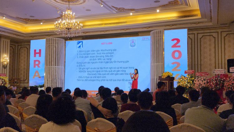 PGS.TS Nguyễn Thị Ngọc Lan, Chủ tịch hội Thấp Khớp học Việt Nam báo cáo nghiên cứu trong điều trị các bệnh lý gân bằng collagen thủy phân.