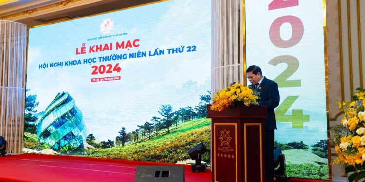 PGS.TS Vũ Đình Hùng – Chủ tịch Hội Thấp khớp học TPHCM phát biểu khai mạc Hội nghị.