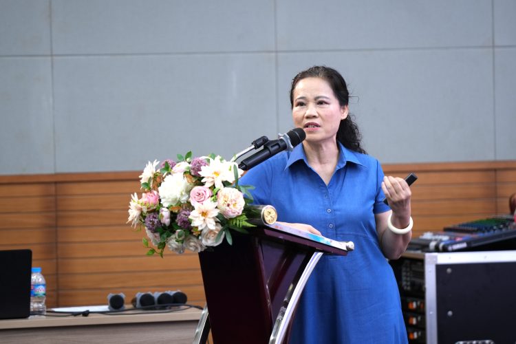 PGS.TS.BSCC Đặng Hồng Hoa, Trưởng khoa Cơ Xương Khớp BVĐK Tâm Anh Hà Nội báo cáo tại hội nghị
