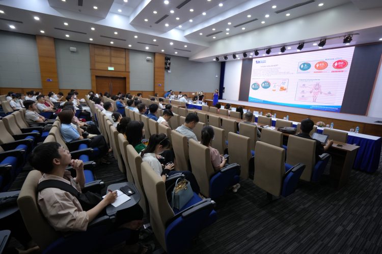 PGS.TS Nguyễn Thị Ngọc Lan - Tổng Thư ký Hội Thấp Khớp học Hà Nội, Giảng viên cao cấp Trường Đại học Y Hà Nội với nội dung báo cáo “ Y học tái tạo trong điều trị khớp gối nguyên phát”