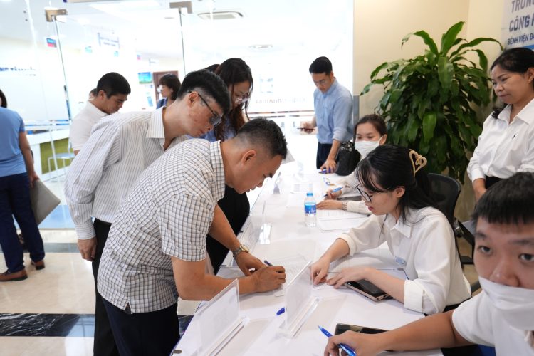 Rất nhiều các bác sĩ, chuyên gia đầu ngành Cơ Xương khớp và các cán bộ y tế tham gia hội nghị
