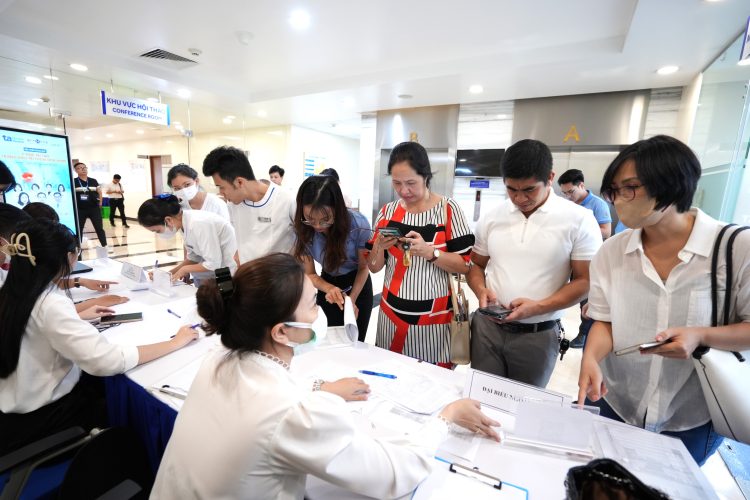 Rất nhiều các bác sĩ, chuyên gia đầu ngành Cơ Xương khớp và các cán bộ y tế tham gia hội nghị
