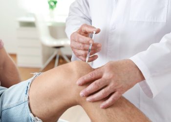 Tiêm Corticoid cho khớp gối – “Con dao hai lưỡi” tiềm ẩn rủi ro