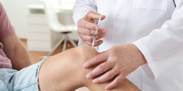 Tiêm Corticoid cho khớp gối – “Con dao hai lưỡi” tiềm ẩn rủi ro