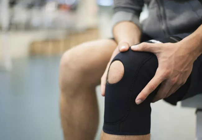 Sử dụng nẹp để cố định phần khớp gối sau phẫu thuật rách sụn chêm